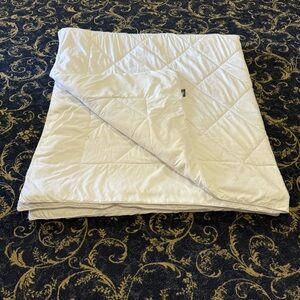 Serta used white Bedding comforter